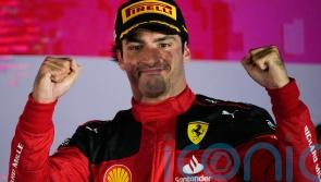 Carlos Sainz holds on for victory in Singapore as Red Bull&rsquo;s winning run ends