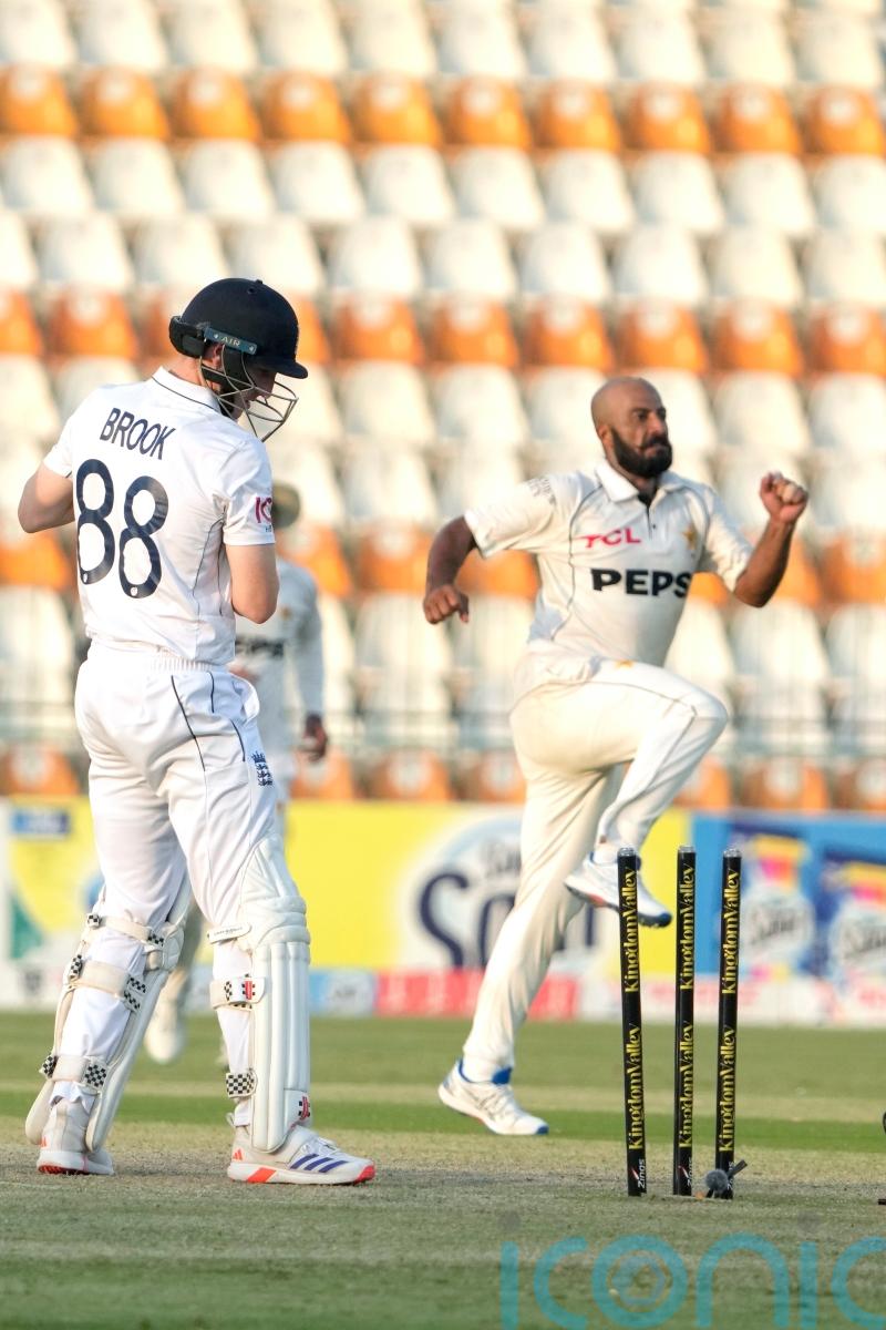England collapse as Pakistan spinners shine on worn Multan pitch