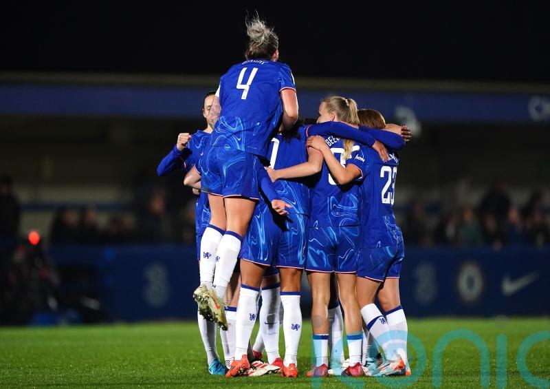 Chelsea stay unbeaten as leaders brush aside Leicester