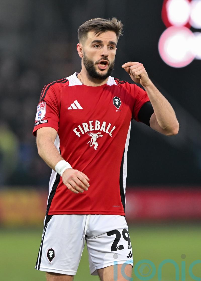 Salford squander last-gasp penalty as Bristol Rovers hold on for victory