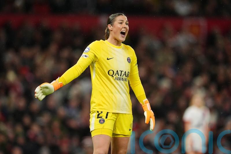 Mary Earps booed as Manchester United spoil her return with win over PSG