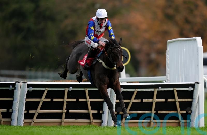 Hurricane Pat sweeps to Sandown success for in-form Moore team