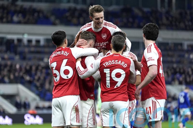 Arsenal win at Everton to make sure of Christmas number one spot