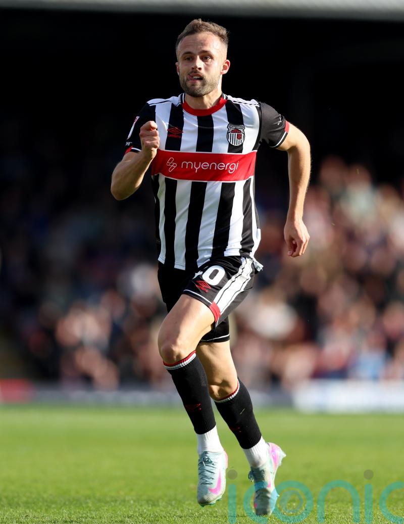 Charles Vernam&rsquo;s late goal earns Grimsby victory over 10-man Notts County